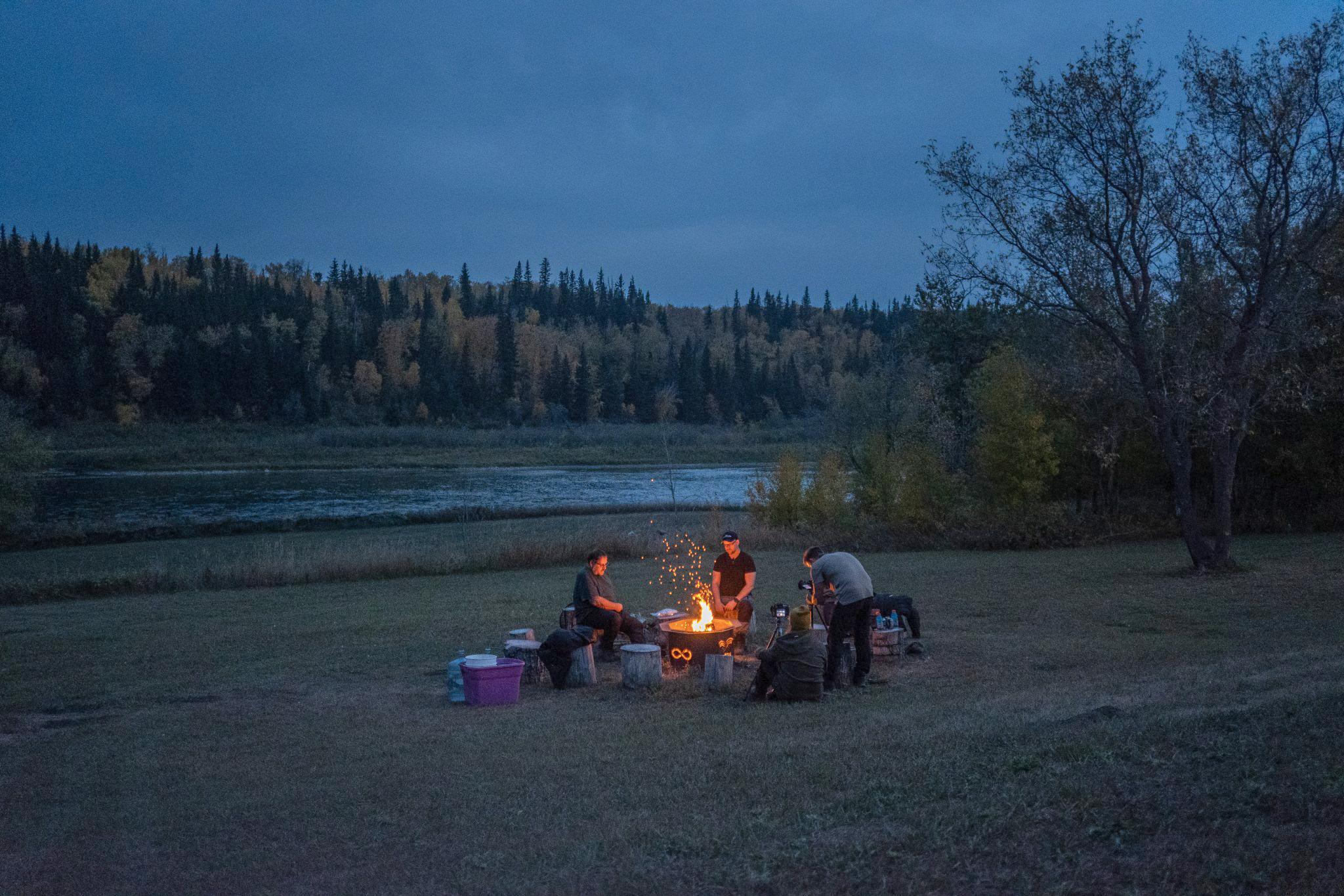 Lagerfeuerromantik ist eine Low-Light-Herausforderung.