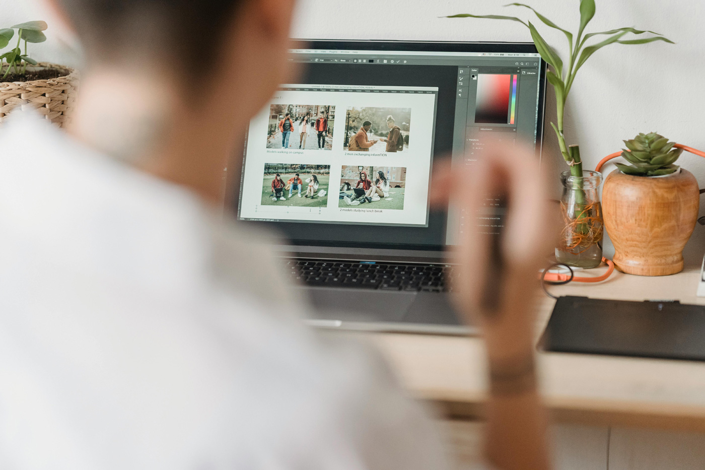 Was nur digital präsentiert wird, ist bei Klienten oder Galeristen schnell vergessen. Dagegen blättern Klienten lieber in einem gedrucktes Portfolio. 